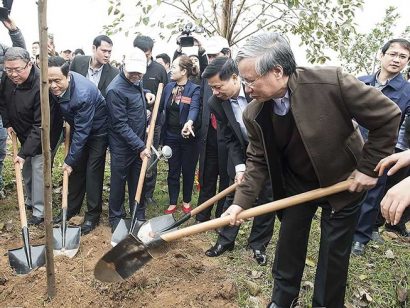  Ông Trần Quốc Vượng (bìa phải) cùng các đại biểu trồng cây xanh tại lăng Kinh Dương Vương. Ảnh: TTXVN