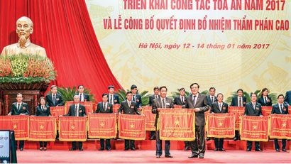  Chánh án TANDTC Nguyễn Hòa Bình trao Cờ thi đua của Chính phủ cho các đơn vị xuất sắc