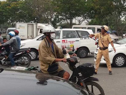  CSGT điều tiết giao thông tại ngã tư Nguyễn Văn Linh-QL 50, TP.HCM. Ảnh: HTD