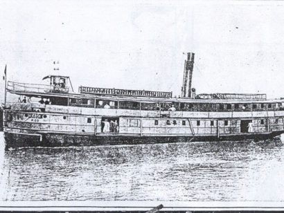  Con tàu mỏ neo Lạc Long của ông Bạch Thái Bưởi thời bấy giờ.
