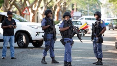  Ngày 14-2-2018, cảnh sát Nam Phi phong tỏa khu biệt thự của gia đình Gupta ở ngoại ô Johannesburg - Ảnh: REUTERS
