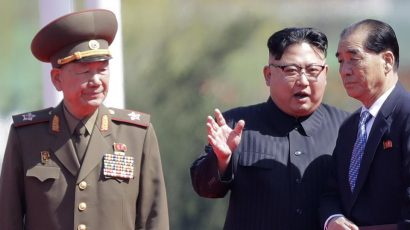 Ông Hwang Pyong-so (trái) đã không xuất hiện trước công chúng từ hồi tháng 10/2017. (Ảnh: AP)