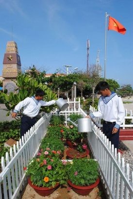  Chăm sóc vườn hoa trên đảo Trường Sa Đông