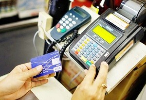 Thông tư 26 của Ngân hàng Nhà nước quy định người từ đủ 15 tuổi được sử dụng thẻ ghi nợ, thẻ tín dụng, thẻ trả trước (ảnh minh họa)