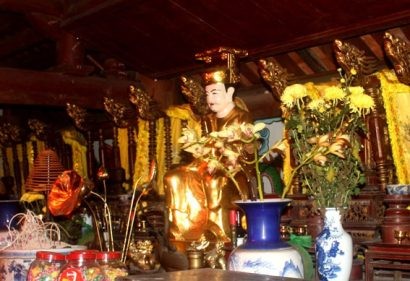Tượng vua Lý Thái Tổ thờ ở đình làng Dương Lôi