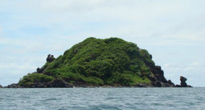 Từ đảo Hòn Tre có thể ngắm nhìn ra xung quanh các hòn đảo nhỏ khác (nguồn ảnh: internet)