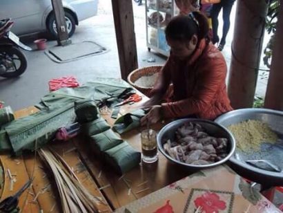  Người Thái đang gói bánh chưng để chuẩn bị cho Tết cổ truyền