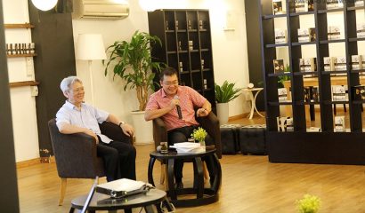  TS. Nguyễn Sĩ Dũng (bên trái) chia sẻ tại buổi Tọa đàm và ra mắt cuốn sách "Bàn về Quốc hội và những thách thức của khái niệm" (nguồn ảnh: nguoiduatin.vn)
