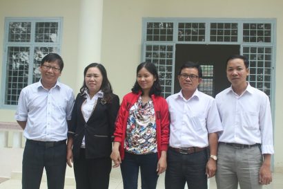 Tác giả (ngoài cùng bên trái) và các Thẩm phán huyện Ngọc Hồi – Kon Tum