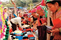  Với người Mông, đi chợ Tết cũng là dự một ngày hội lớn