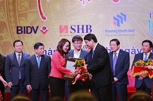 Bà Hương Trần Kiều Dung – Phó Chủ tịch Tập đoàn FLC nhận giấy chứng nhận đăng ký đầu tư Dự án nông nghiệp công nghệ cao FLC, tổng mức đầu tư 300 tỷ đồng, tại huyện Tân Kỳ, Nghệ An.