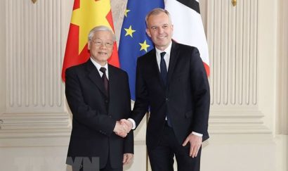 Chủ tịch Quốc hội Pháp Francois de Rugy đón Tổng Bí thư Nguyễn Phú Trọng. (Ảnh: Trí Dũng/TTXVN)
