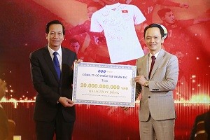 Chủ tịch Tập đoàn FLC Trịnh Văn Quyết trao kinh phí đấu giá 20 tỷ đồng cho Bộ trưởng Bộ Lao động, Thương binh và Xã hội Đào Ngọc Dung. 