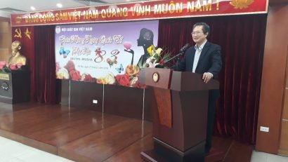 Đ/c Lê Minh Tâm phát biểu tại buổi lễ kỷ niệm và thay mặt lãnh đạo Hội tặng hoa chúc mừng