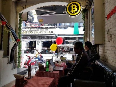  Vẫn đông khách hàng đến giao dịch tại điểm đặt máy bán Bitcoin trên đường Bùi Viện.