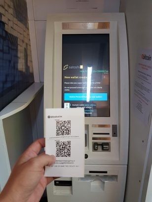  Khách hàng có thể mua Bitcoin tại máy thông qua các mã như thế này.