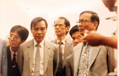 Thủ tướng Phan Văn Khải trong một lần đi khảo sát ở nước ngoài cùng các chuyên gia; người đứng giữa, phía sau là TS Lưu Bích Hồ.