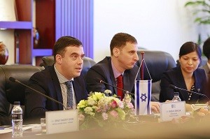  Đại sứ Nadav Eshcar phát biểu trong buổi làm việc 