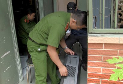  Cảnh sát thu giữ thiết bị liên quan đến việc tổ chức đánh bạc. Ảnh: Thái Linh.