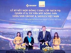 Đại diện chủ đầu tư bà Nguyễn Thị Thu Hiền và đại diện Savills Việt Nam ông ông Matthew Powell  thực hiện nghi lễ ký kết hợp tác