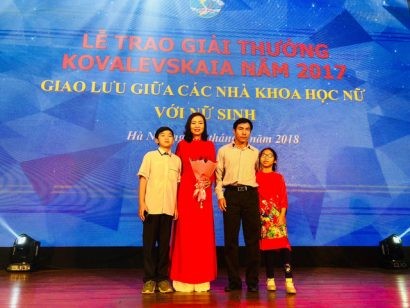  PGS.TS. Trần Vân Khánh với gia đình của mình trong lễ trao giải thưởng