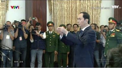  Chủ tịch nước Trần Đại Quang dâng nén hương tiễn biệt.