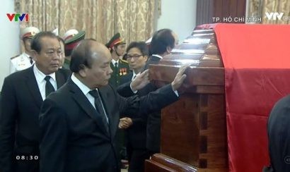  Thủ tướng Chính phủ Nguyễn Xuân Phúc dẫn đầu đoàn Văn phòng Chính phủ vào viếng 