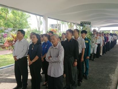  Dòng người rất dài đã đến thắp hương, tiễn đưa linh cữu nguyên Thủ tướng Phan Văn Khải trước khi đưa về Hội trường Thống Nhất.