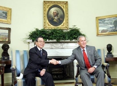  Năm 2005, Thủ tướng Phan Văn Khải (bên trái) là lãnh đạo cấp cao đầu tiên của Việt Nam gặp Tổng thông Mỹ George W. Bush tại Nhà Trắng (Hoa Kỳ) - (Ảnh: KT)