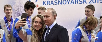  Một người trẻ Nga chụp ảnh cùng ông Putin. Ảnh: Getty Images