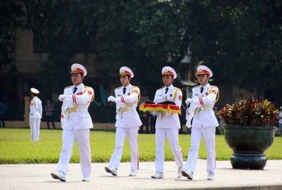  Trong thời gian tổ chức Lễ Quốc tang, công sở trong phạm vi cả nước và các cơ quan đại diện của Việt Nam ở nước ngoài treo cờ rủ, có dải băng tang. Ảnh Tiền phong.