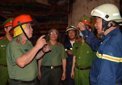 Thứ trưởng Bùi Văn Thành chỉ đạo điều tra vụ cháy chung cư Carina Plaza. Ảnh: Bộ Công an