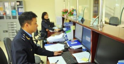  Hoạt động nghiệp vụ tại Cục hải quan Hà Nam Ninh. Ảnh: Minh Đức/TTXVN.