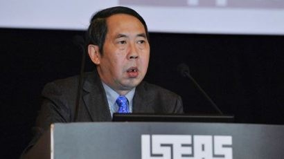 Giáo sư Thời Ân Hoằng, Đại học Nhân Dân, Bắc Kinh, Trung Quốc, ảnh: http://live.rof2014.site.gsi.sg/resources/photo/rof-2015