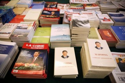  Sách báo, tạp chí in đầy hình ông Tập Cận Bình tại trung tâm báo chí ở Bắc Kinh - Ảnh: REUTERS