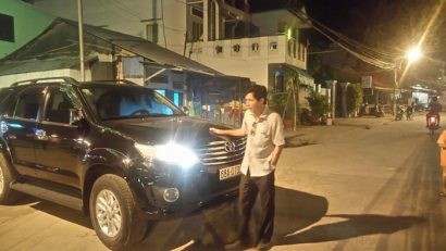  Ông Công rời xe trong tình trạng say rượu sau khi tông chết người - Ảnh do bạn đọc cung cấp