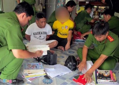  Cảnh sát khám xét nơi ở của những người có liên quan trong đường dây.