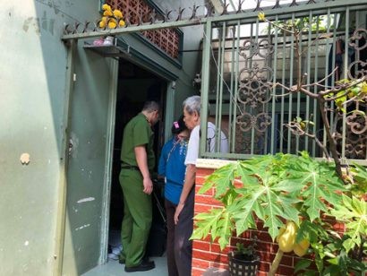 Cơ quan công an đang khám xét tại nhà Nguyễn Văn Thông. Ảnh: NGỌC LÊ