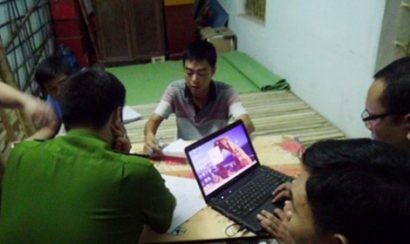  Cảnh sát ghi lời khai với người liên quan. Ảnh: CAND.