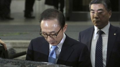  Cựu Tổng thống Lee My-ung bak rời Văn phòng công tố trung tâm Seoul sau khi bị triệu tập thẩm vấn hôm 15/3 (Ảnh: AP)