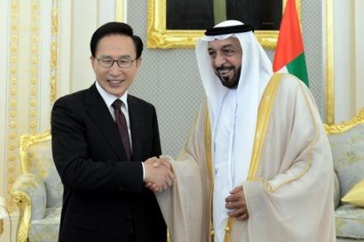  Cựu Tổng thống Lee Myung-bak bắt tay nhà lãnh đạo UAE Sheikh Khalifa bin Zayed Al Nahyan (Ảnh: Korea.net)