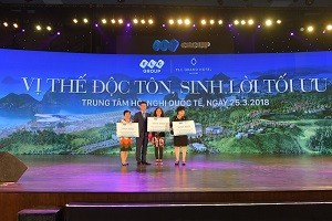 Khách hàng may mắn nhận được quà tặng của chủ đầu tư trong chương trình