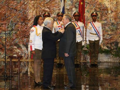 Tổng Bí thư Nguyễn Phú Trọng trao tặng huân chương Sao Vàng cho Bí thư thứ nhất Ban Chấp hành Trung ương Đảng Cộng sản Cuba, Chủ tịch Hội đồng Nhà nước và Hội đồng Bộ trưởng Cộng hòa Cuba Raul Castro Ruz. Ảnh : TTXVN