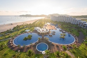 Quần thể nghỉ dưỡng FLC Quy Nhon Beach & Golf Resort nằm ngay sát biển Nhơn Lý là lựa chọn hàng đầu cho du khách muốn nghỉ dưỡng tại Quy Nhơn