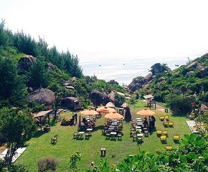 Khu du lịch Trung Lương được ví như “Jeju của Việt Nam” với những quán café, quán ăn nhìn thẳng ra biển, những góc check-in lung linh