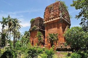Tháp Đôi nằm ngay trong thành phố là cụm 02 ngọn tháp cổ có lối kiến trúc Angkor, được xây dựng từ thế kỷ XII 