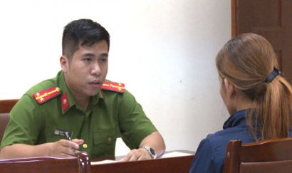  Cơ quan Công an tỉnh Quảng Ninh lấy lời khai của một nạn nhân bị lừa bán sang Trung Quốc.