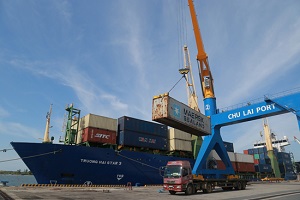 Lô linh kiện xe bus đầu tiên được chuyển lên tàu để xuất khẩu sang Kazakhstan (tháng 8/2017)