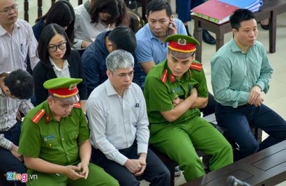  Hà Văn Thắm, Nguyễn Xuân Sơn và các bị cáo. Ảnh: Việt Hùng.