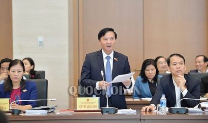  Chủ nhiệm Ủy ban Pháp luật của Quốc hội Nguyễn Khắc Định trình bày báo cáo giải trình, tiếp thu dự án luật.